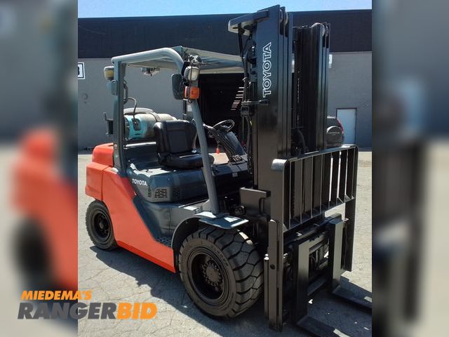 Lot 30-100 - 2017 Toyota 8,000lbs Pneumatic Forklift