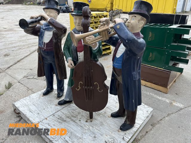 Lot 30-1696 - Winter Decoration Statutes with lamp One of the men is broken off at the feet.