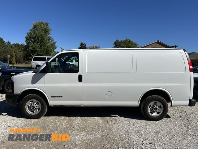 Lot 30-10706 - 2005 GMC Savana 2500 Cargo Van RWD