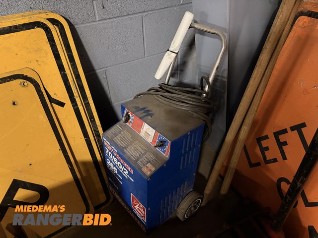 Lot 30-3921 - Associated 6009 Fast Charger Battery Charger