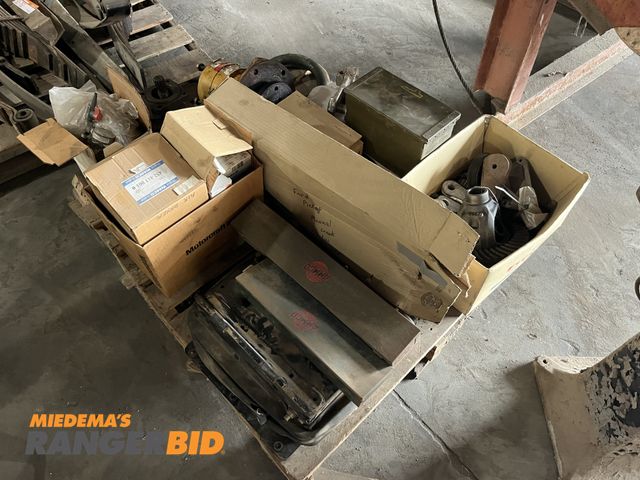 Lot 30-763 - Pallet of parts including honing tools