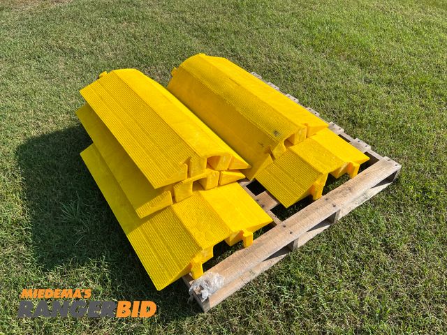 Lot 30-4002 - 5 Elasco 3" Single Channel heavy duty dropover cable covers