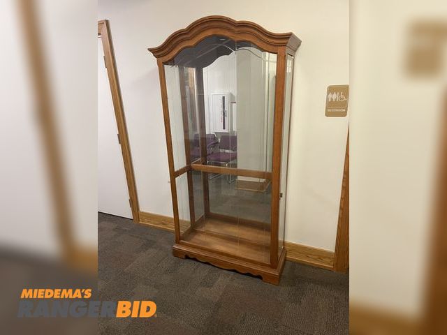 Lot 30-10820 - Howard Miller Display Hutch Good condition. Municipality owned.