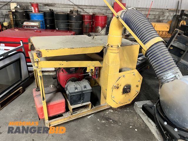 Lot 30-1901 - Tailgate Mulcher Straw Blower Straw Bale Mulcher