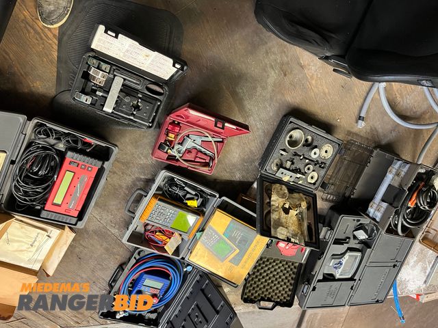 Lot 30-3831 - Lot includes all the mechanic equipment shown, Snap On scanner and more