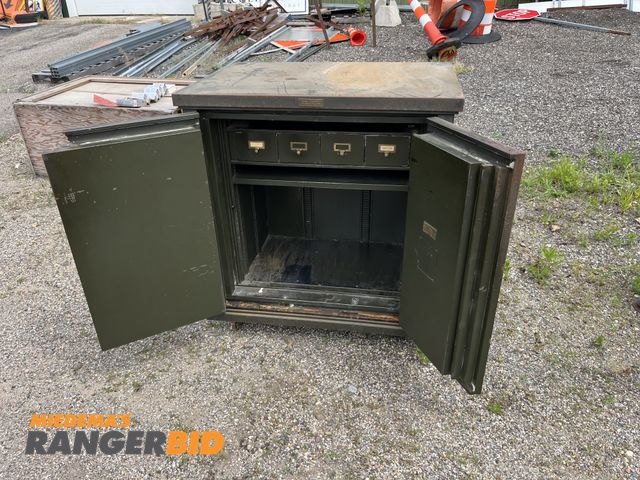 Lot 30-954 - Safe Cabinet Laboratory Standard M.E. Type - Safe SN 99116 It is unlocked, combination is unknown. S...