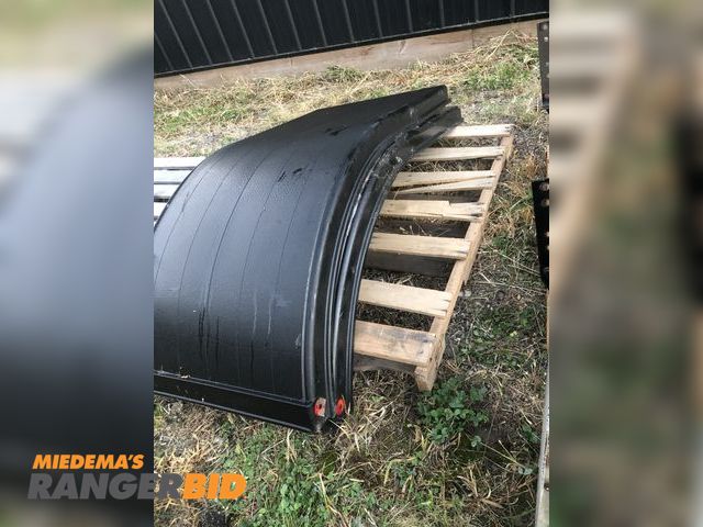 Lot 30-29A - (2) tandem fenders, approx 56" x 24" x 24", see photo's for specs New (2) tandem fenders, approx 56"...
