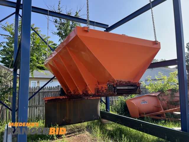 Lot 30-976 - Steel Salt spreader. 
In working condition. Municipality owned, seller will load.