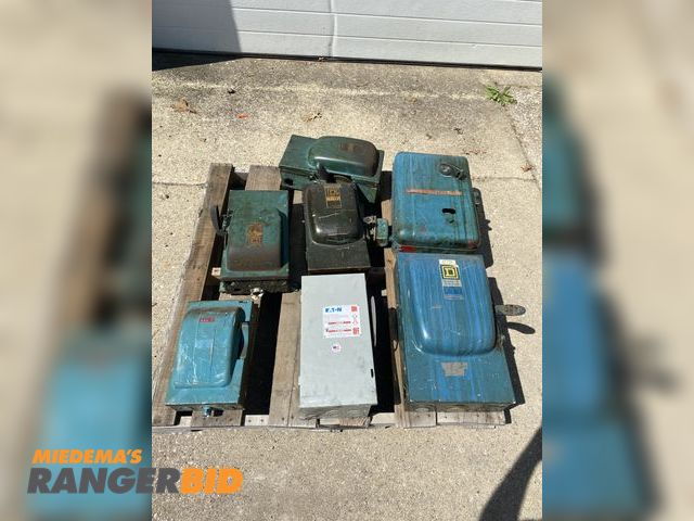Lot 30-224MV - LOT OF 7 Vintage Switch Boxes. LOT INCLUDES: Bulldog F351, Eaton DH362FGK, Square D H363, Square D H...