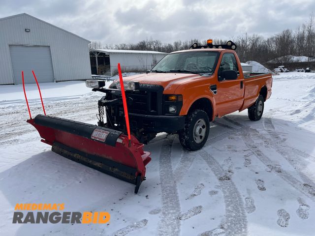 Lot 30-3066 - 2008 Ford F-250 SD with a 5.4L V8 SOHC 16V engine. XL Regular Cab Long Box Plow Truck 4x4
