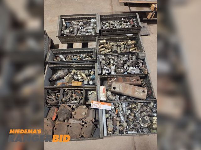 Lot 30-4802 - Pallet of miscellaneous fittings and taps