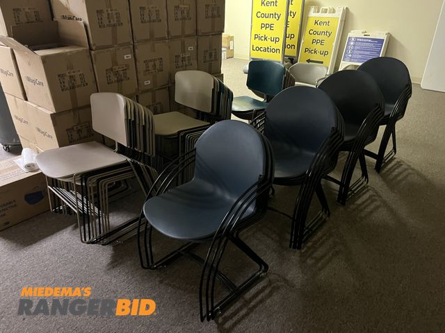 RangerBid.com - Lot 30-3814 - Large lot of stackable chairs