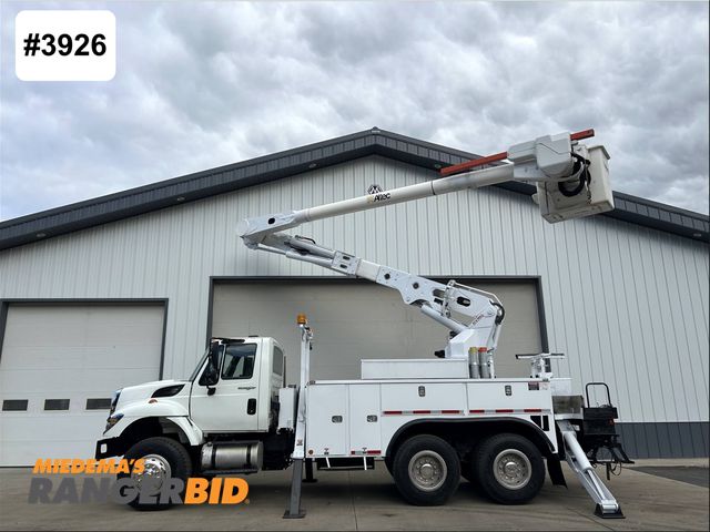 Lot 30-11281 - 2014 INTERNATIONAL WORKSTAR Bucket Boom Utility Truck The Altec boom has a working height of 60', an...