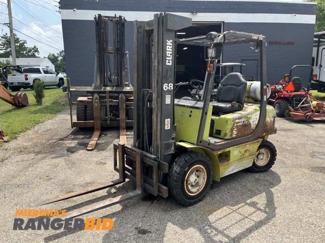 Lot 30-10570 - 1 Clark CMP25 1998 Clark CMP25
5,000 Capacity
Mitsubishi 4G64 LPG
Triple mast
4,175 lbs at 189" Lift...