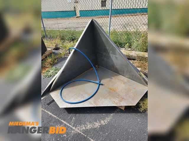 Lot 30-1100 - Pneumatic Gaylord tipper, used