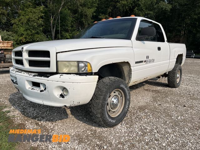 Lot 30-1535 - 2001 Dodge Ram 2500 with a 5.9L V8 OHV 16V engine. Extended Cab Pickup Truck 4x4