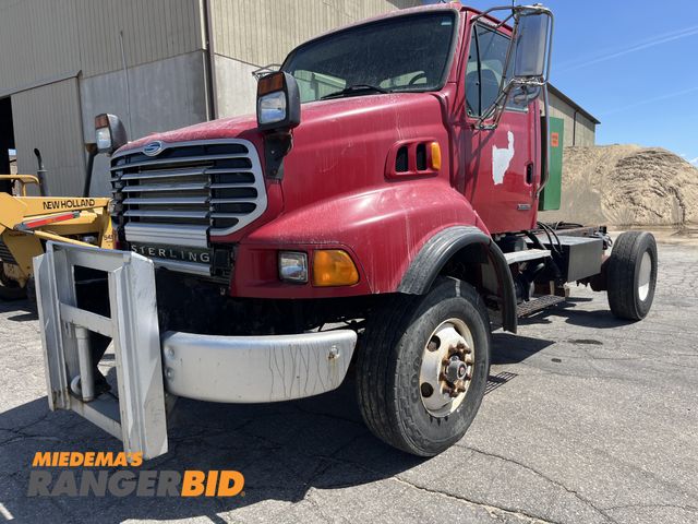 Lot 30-4756 - 2006 Sterling L9500 4x2 Cab and Chassis