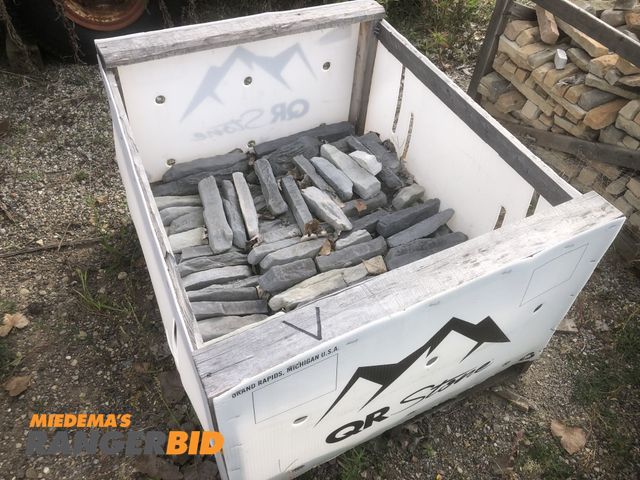 Lot 30-29V - 1 pallet, V, Stack stone / brick veneer, pallet approx 42"x42" x 6" high of new stack stone / brick ...