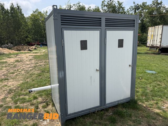 Lot 30-54627 - Portable Bathroom / Portapotty