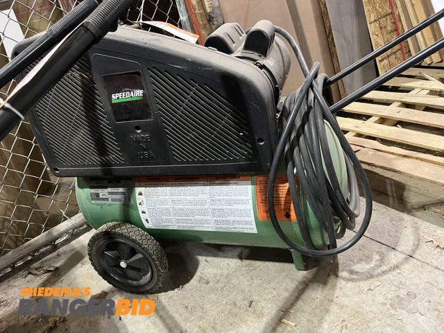 Lot 30-1977 - SpeedAire 4B227C Air compressor 20 gallon Electric Powered Single Phase