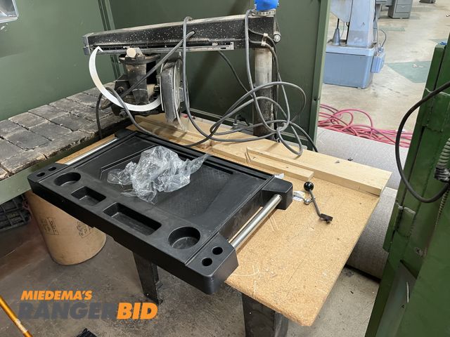 Lot 30-1078 - Black &amp; Decker / Dewalt Radial Arm Circular Saw Electric Powered