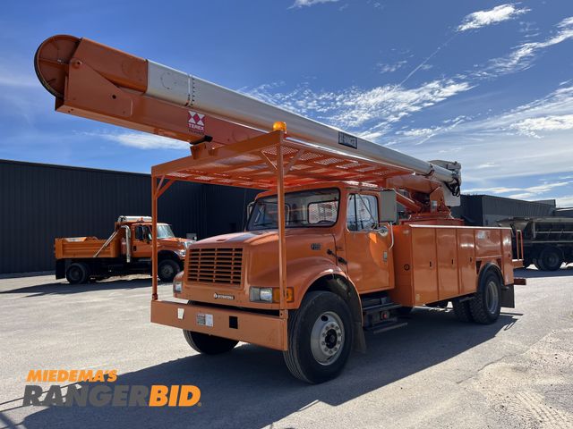 Lot 30-2096 - 2001 International 4700  55' Boom Truck / Bucket Truck / Aerial Bucket Truck RUNS OPERATES CERTIFIED