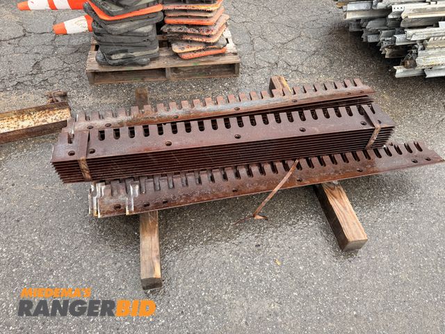 Lot 30-3279 - Pallet of Serrated Cutting Edges