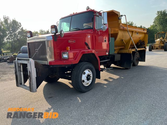 Lot 30-3344 - 2000 Volvo ACL 6x4 with a Cummins N14 DIESEL engine. Dump Truck