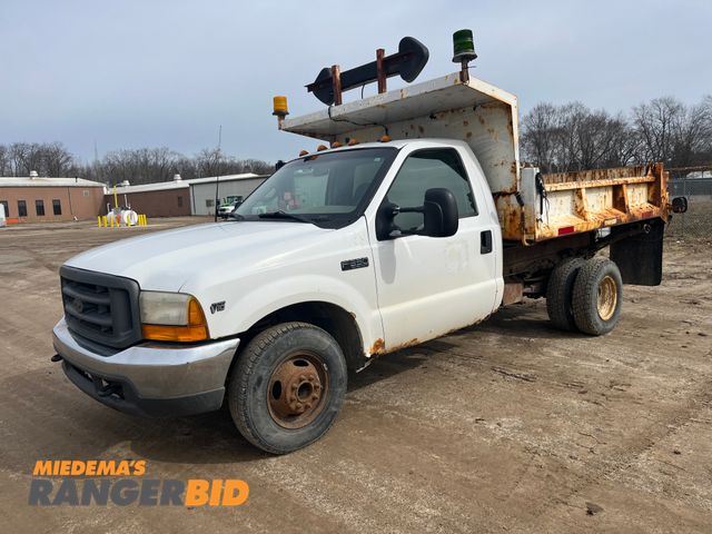 Lot 30-468 - 2000 Ford F-350 SD with a 6.8L V10 SOHC 20V engine. Regular Cab Dump Bed Pickup Truck RWD