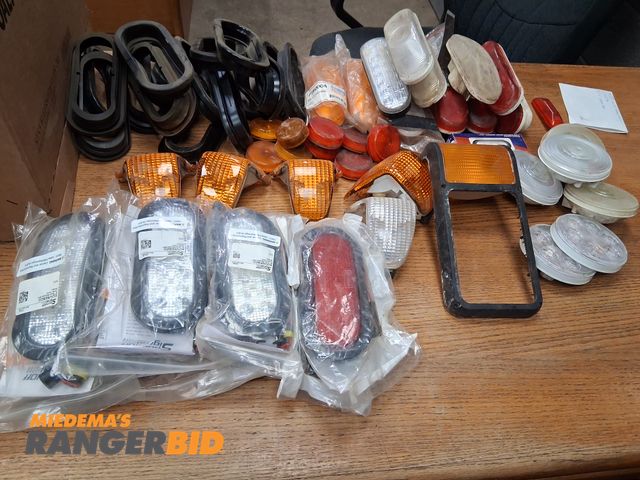 Lot 30-10185 - Truck lights and mounts 5             4” green round 9             2” round amber and red A mix of 6...