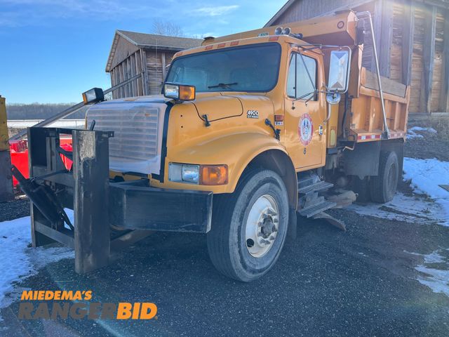 Lot 30-2777 - 2002 International 4900 4X2 with a 7.6L L6 DIESEL engine. Dump Truck