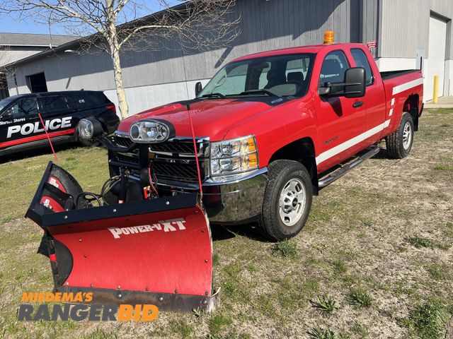 Lot 30-4705 - 2013 Chevrolet Silverado 2500 Extended Cab Plow Truck 4x4