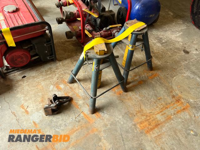 Lot 30-3384 - Stand and hooks.