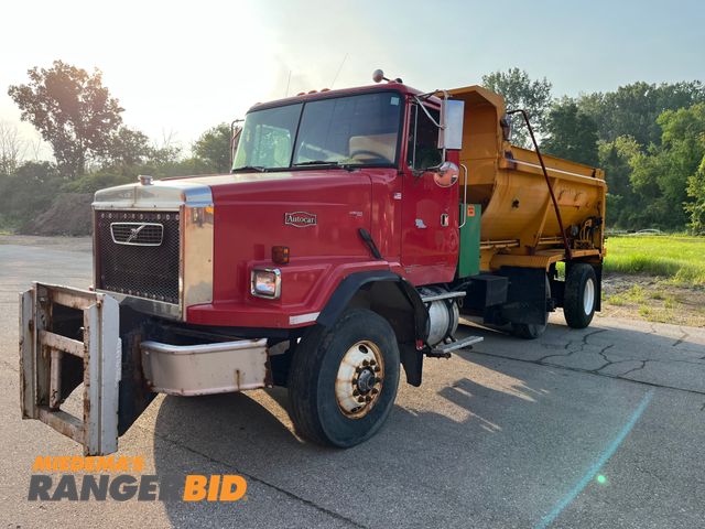 Lot 30-3330 - 2000 Volvo ACL 6X4 Tandem Axle with a Cummins N14 DIESEL engine. Dump Truck