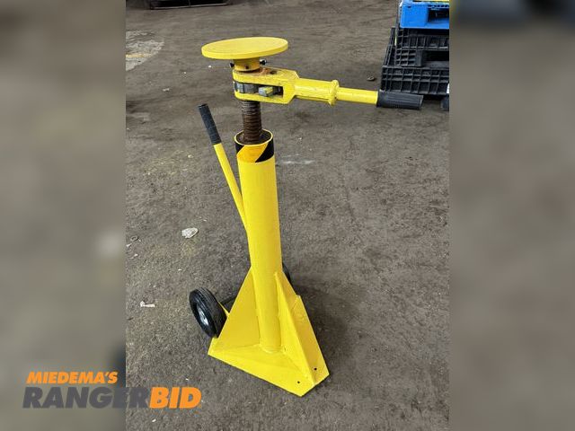 Lot 30-33 - Heavy-Duty Mobile Semi Trailer Support Jack / Trailer Stabilizer Stand – Wheeled – Industrial Grade ...