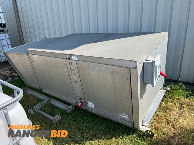 Lot 30-4014 - 1 Reznor Rooftop Heating Unit •	Seller will load
•	Municipality owned, regularly serviced, and well maintained.
see pics for dimensions.