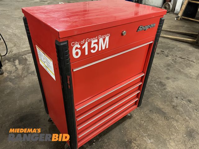 Lot 30-4959 - Snap-On KRSC325EAPBO Roll around toolbox with keys