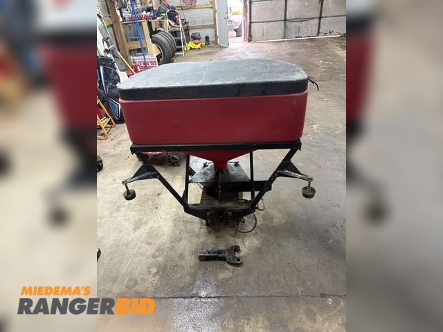 Lot 30-10913 - 1 Boss Salter Quick Attach Boss Salt Boss tailgate spreader. spinner is rusty