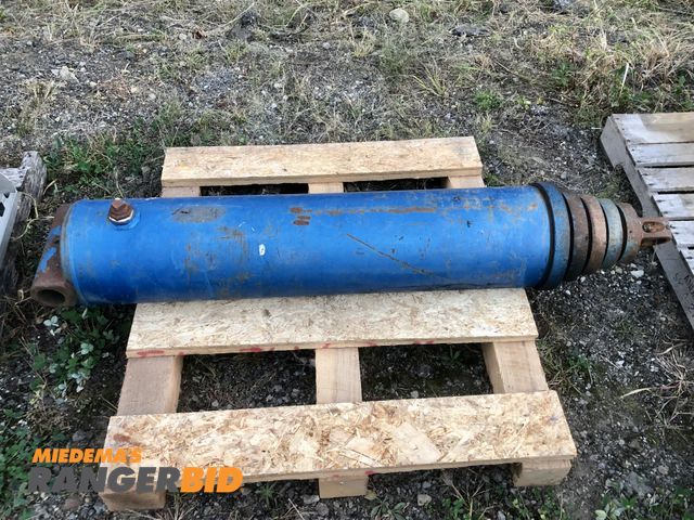 Lot 30-29G - 5 section dump box mast / hoist, approx 56" long compressed and 10" diameter on main, see photo's fo...