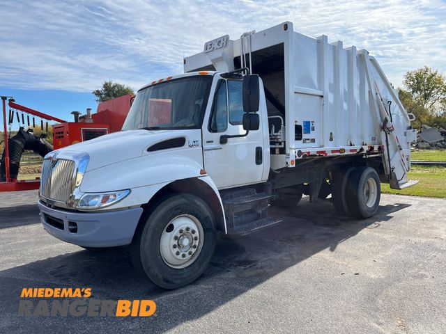Lot 30-3741 - 2003 International 4400 with a 7.6L L6 DIESEL engine. Garbage Truck