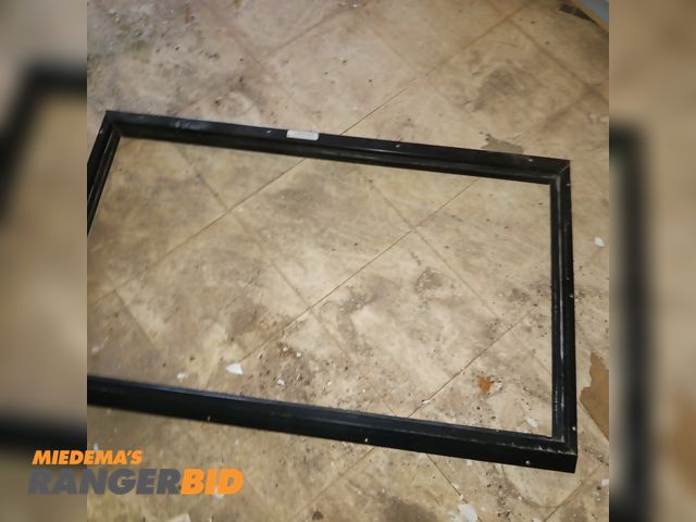 Lot 30-10395 - 35 Approx 20 windows 22" x 21"
Approx 15 frames "x 44"
No cracks in glass