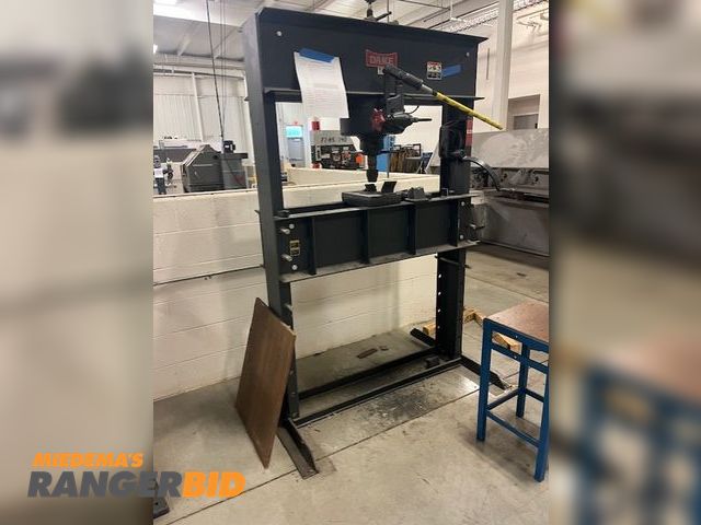 Lot 30-901 - Drake hydrolic press drake hydrolic press 75-11 not sure on year, in working condition