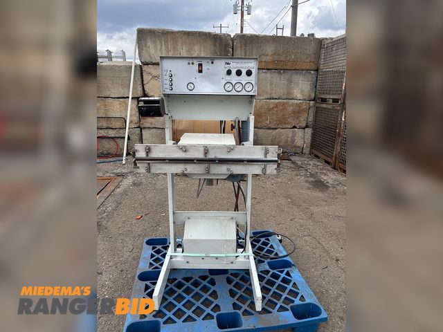 Lot 30-51 - PAC PV-G30 Vacuum/Gas Bag Sealer – Packaging Aids Corp – 115V

PAC PV-G30 industrial vacuum/gas bag ...