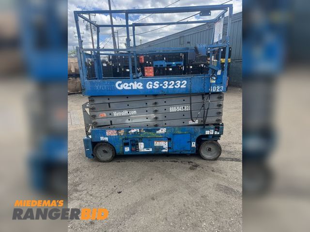 Lot 30-3120 - 2010 Genie GS 3232 Scissor Lift