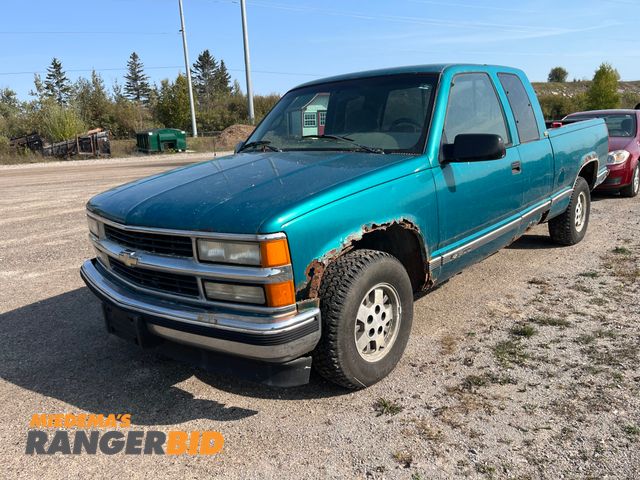 Lot 30-3441 - 1995 Chevrolet C/K 1500 with a 5.7L V8 OHV 16V engine. Ext. Cab Extended Cab Pickup Truck RWD