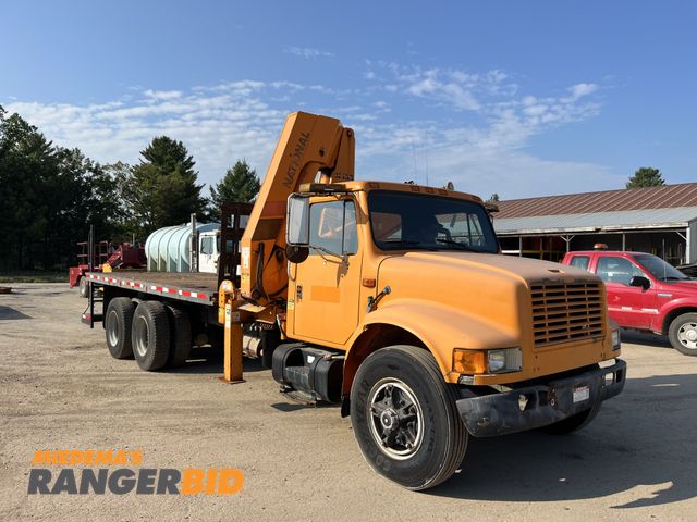 Lot 30-1804 - 1990 International 4900 6X4 Crane Truck / Boom Truck