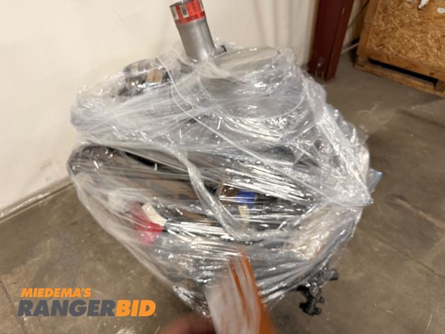 Lot 30-1105 - Pallet of assorted vehicle parts