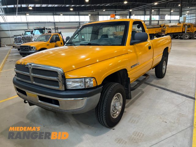 Lot 30-3315 - 1999 Dodge Ram 2500 with a 5.9L V8 OHV 16V engine. Regular Cab Pickup Truck 4x4