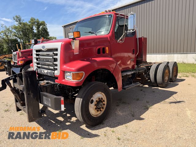 Lot 30-3746 - 2005 Sterling L9000 4x2 with a 12.8L L6 DIESEL engine. Cab and Chassis