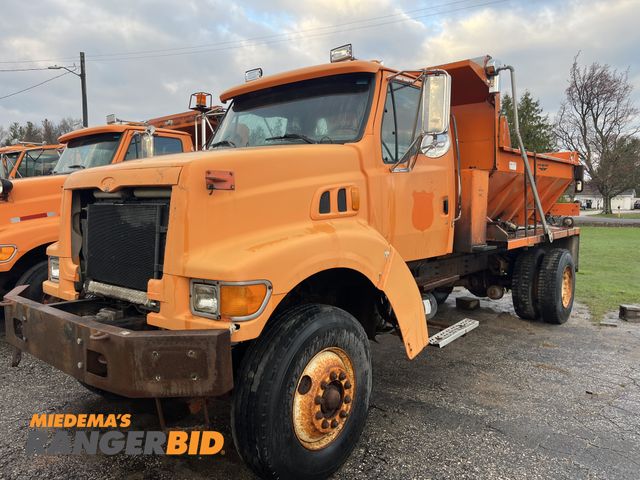 Lot 30-4848 - 1998 Ford L9511 4x2 Dump Truck